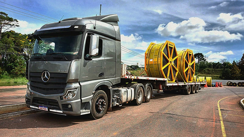 Transporte rodoviário — caminhão em rodovia